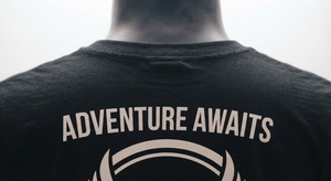 T-shirt pour homme à manches courtes en jersey 100% coton noir, imprimé aigle, col rond, style décontracté streetwear, l'aventure vous attend - Product Image 5