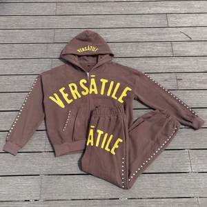 Conjunto de Sudadera con Capucha Ligera de Algodón Personalizada OEM, Ecológica, con Estampado de Diamantes de Imitación, Sudadera con Cierre y Pantalones Holgados con Cordón - Product Image 6