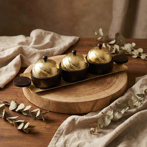 Ensemble de bols de service modernes de luxe avec couvercle en dôme doré et plateau, bols en métal faits à la main pour servir les aliments avec plateau en bois et poignées - Product Image 2