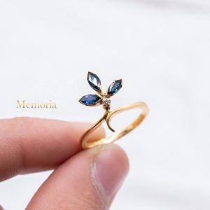 Bague florale en or jaune massif 18 carats avec saphir bleu naturel et diamants, style bypass, collection Memoria Jewels, vente en gros - Product Image 1