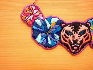 Collar bordado de cuentas de cristal delicado hecho a mano para mujer, joyería ligera y hermosa para uso diario y eventos - Product Image 5