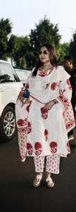 Ensemble de robe longue décontractée pour femmes, style traditionnel indien pakistanais, imprimé floral blanc et rouge, coupe trapèze, avec dupatta - Product Image 4