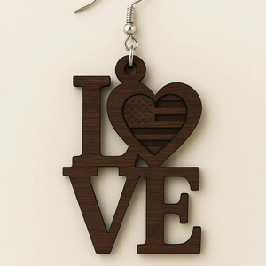 Boucles d'oreilles pendantes en bois avec motif cœur et drapeau américain, couleur marron foncé, pour femmes - Product Image 1