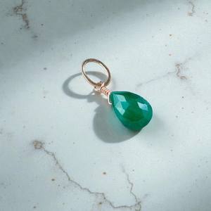 Pendentif en Onyx Vert Facetté Naturel en Forme de Poire, Plaqué Or 14K, Enroulé de Fil d'Argent, Pierre Précieuse Verte, Breloque Bijou Religieux - Product Image 1