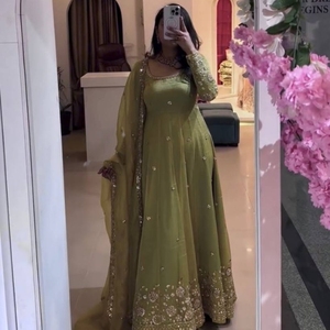 AARIKA TEXTILE Lehenga Choli en soie froissée lourde avec broderie et sequins, entièrement cousu, de créateur, longueur ras du sol, coupe ample, été - Product Image 1