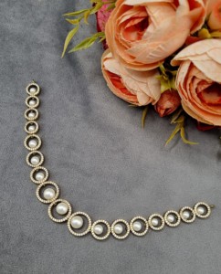 Ensemble collier et boucles d'oreilles de luxe plaqué or antique, motif central en perle et boucles d'oreilles triples circulaires assorties pour occasions spéciales - Product Image 3