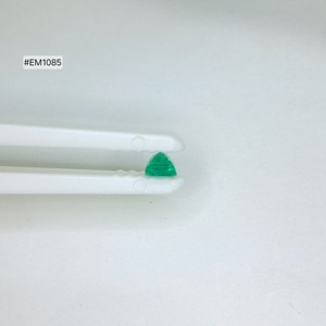 Pierre précieuse émeraude verte en gros de Zambie, forme octogonale, 0,70 ct, pierre calibrée non montée pour bagues, pendentifs et bijoux personnalisés - Product Image 5