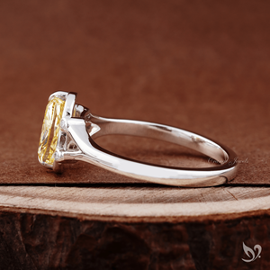 Anillo de compromiso con diamante curvado alargado de color amarillo intenso, certificado por IGI, de 1.53 quilates, con engaste en oro de 10 quilates. - Product Image 2