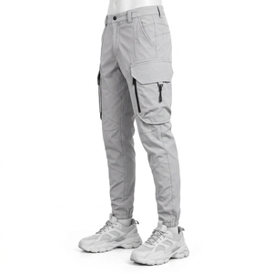Pantalon cargo utilitaire moderne avec plusieurs poches, construction confortable et silhouette élégante, idéal pour les sorties décontractées en plein air. - Product Image 4