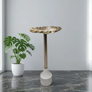 Table d'appoint sculpturale moderne en marbre blanc avec base en métal et accents de feuilles, pour une décoration élégante du salon, de la chambre et de la maison - Product Image 6