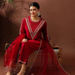 Ensemble Kurti de créateur festif avec broderie et dupatta en organza - Product Image 1