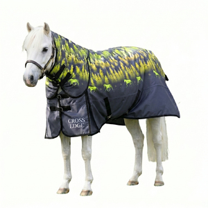 Manta de lujo estampada para caballo, con cuello completo, para espectáculos ecuestres, con correas ajustables en el pecho, en colores personalizables. - Product Image 1
