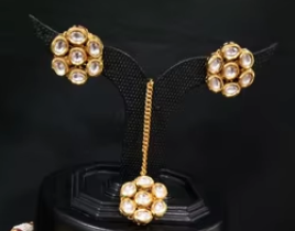 Ensemble ras du cou Kundan Design élégant et chic avec boucles d'oreilles mignonnes et ensemble classique Tikka pour femmes pour la collection de mariage - Product Image 2
