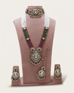 Parure de bijoux de mariée traditionnelle Kundan avec collier long, boucles d'oreilles, mang tika, perles de rocaille multirangs et perles perlées - Vente en gros - Product Image 1