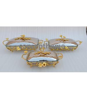 Plat de service haut de gamme en métal plaqué or avec motifs floraux, base et couvercle de designer, finition argentée brillante et polie, logo personnalisable, style occidental. - Product Image 1