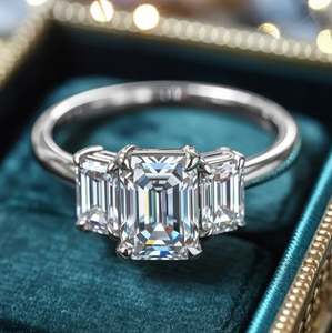 Anillo de Compromiso con Tres Piedras de Moissanita Corte Esmeralda, Plata de Ley 925, Chapado en Oro, Anillo de Novia para Mujer - Product Image 3