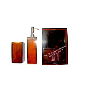 Juego clásico de cuatro piezas de accesorios de baño redondos en negro mate, dispensador de jabón de espuma de poliresina de The Handmade Collection - Product Image 5