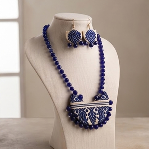 Traditionelles Muga-Seiden-Halsketten-Set mit blauem Blumenanhänger und passenden Ohrringen |   Handgefertigtes Indisches Ethnisches Schmuck-Geschenkset - Product Image 1