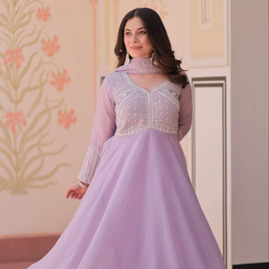 Robe Anarkali élégante et tendance pour femme, en soie zari et broderies, col en V, sans manches, ourlet évasé, longueur au sol, idéale pour les soirées. - Product Image 1