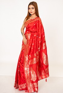 Sari indien traditionnel en brocart floral de soie rouge, longueur ras du sol, avec chemisier doré tissé Zari, pour femmes, en matériaux recyclés - Product Image 3