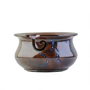 Bol à fil rond avec incrustation en résine bleue, support en bois artisanal pour le tricot et le crochet, design simple et durable - Product Image 1