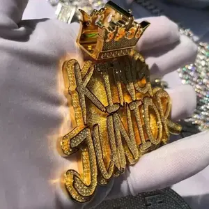 Colgante de letra inicial personalizado con incrustaciones de moissanita, chapado en oro, estilo Hip Hop, con diseño de corona y nombre personalizado - Product Image 3