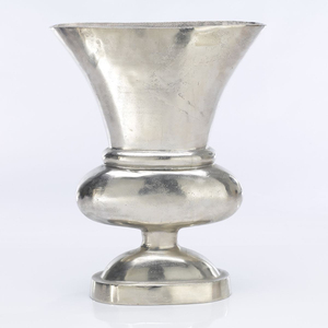 Urne de jardin en métal blanc avec base carrée, pot à fleurs d'extérieur sculpté à la main pour plantes vertes, urnes de jardin faites à la main - Product Image 4
