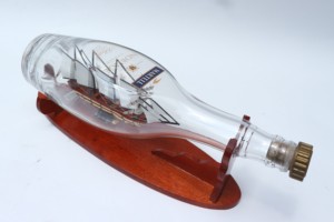 Bateau miniature en bois artisanal vintage et écologique, présenté dans une grande bouteille de vin Martell, avec une large gamme d'options de modèles de bateaux - Product Image 5
