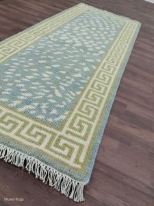 Alfombra de lana azul y verde vibrante: diseño abstracto tejido a mano con puntos y borde de clave griega, bordado abstracto para sala de estar - Product Image 5