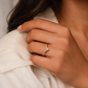 Magnifique alliance de mariage en or massif 10K 14K 18K avec diamant de laboratoire rond certifié IGI, couleur DEF, clarté VVS-VVS, double courbure, style chevron - Product Image 6