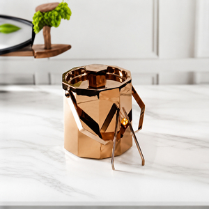 Cubo de hielo moderno en negro mate con una elegante tapa plana de metal dorado, adornada con una distintiva asa superior en forma de T minimalista. - Product Image 6