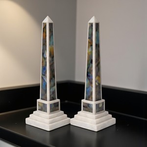 Paire d'obélisques en labradorite incrustée, fabriqués à la main, écologiques, modernes, décoratifs, tours de cristal de luxe pour la décoration intérieure et les hôtels - Product Image 3