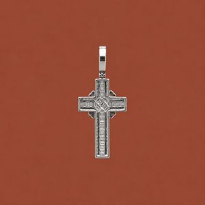 Colgante de Cruz Religiosa Cristiana de Plata S925 con Moissanita de Corte Baguette Redondo y Engaste de Canal - Product Image 4