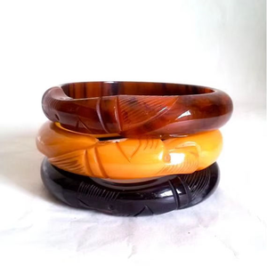 Brazalete de Resina Vintage Hecho a Mano en un Rico Tono Marrón, con un Diseño Personalizado - Product Image 1