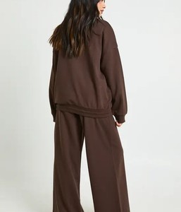 Conjunto Deportivo Ajustado para Mujer, Top de Cuello Redondo y Pantalones de Pierna Recta, Fabricante de Ropa OEM ODM, Chándal con Puños Acanalados - Product Image 2