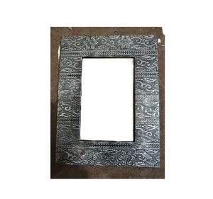 Cadre photo rectangulaire en métal avec surface à motif diamant, design vertical - Product Image 4