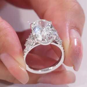 Anillo de Moissanita Brillante de 5CT con Corte Ovalado y Halo de Diamantes, Plata de Ley 925 Original, Regalo Perfecto para Aniversario o Fiesta para Ella - Product Image 3