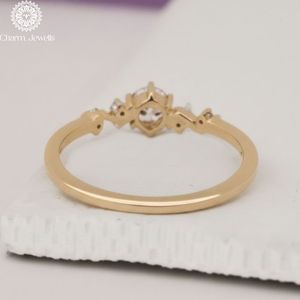 Bague de fiançailles classique pour femme en or massif 18 carats avec trois pierres de moissanite taille coussin et sertissage à griffes Charm Jewells - Product Image 5
