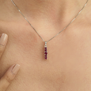 Pendentif géométrique minimaliste en barre verticale avec rubis naturel taille princesse et taille ronde, pierre de naissance de juillet, bijou unisexe pour usage quotidien - Product Image 2