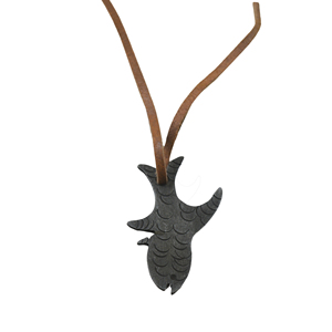 Pendentif élégant en fer forgé artisanal en forme de mini hache avec cordon plat en cuir suédé pour la mode bohème masculine - Product Image 6