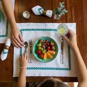 Ensemble de sets de table et de serviettes en coton blanc brodé - Motif géométrique à bordure turquoise pour des tables de dîner luxueuses et la décoration de la maison - Product Image 4