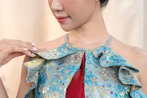 Tenue de festival en brocart vietnamien de haute qualité, inspirée des motifs Phénix, avec une silhouette élégante à superpositions KPP37 - Product Image 4