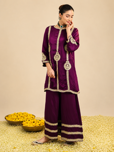 Conjunto de Kurta de Seda Zainaa Morada con Rayas de Satén, Estilo Tradicional para Boda, Manga Campana, Silueta en A, Bordado - Product Image 5