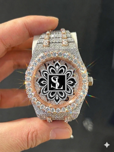 Reloj de Cuarzo con Números Arábigos en Dos Tonos, Correa de Acero Inoxidable de 20 mm, Detalles de Moissanita, Joyería de Lujo Estilo Medio Oriente - Product Image 6