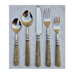 ชุดช้อนส้อมแบบด้าน ทนทาน พร้อมด้ามจับเรซิ่น 5 ชิ้น ประกอบด้วยช้อนขนมหวาน ส้อมอาหาร ส้อมปลา มีด สำหรับจัดวางบนโต๊ะอาหาร - Product Image 5