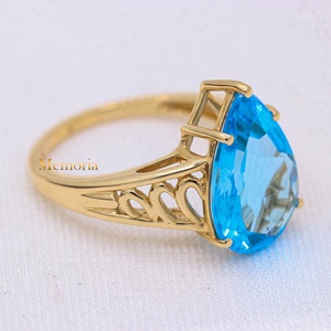 Bague en or jaune massif 14 carats avec topaze bleue naturelle en forme de poire, sertie de griffes en filigrane, bijoux fins Memoria Jewels, vente en gros - Product Image 3