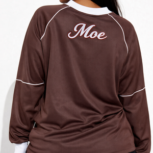 قميص كرة قدم أمريكية نسائي مخصص بأكمام طويلة وياقة على شكل V، تصميم فضفاض وقابل للتنفس، ملابس الشارع بعلامة تجارية خاصة للبيع بالجملة - Product Image 4