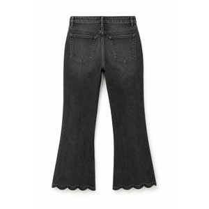 Jeans de mezclilla para mujer, cintura media, con dobladillo festoneado y corte acampanado, color negro lavado - Product Image 2