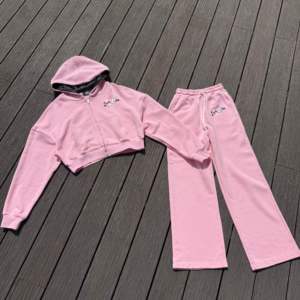 Premium Quality Cropped Hoodie & Trouser <b>Set</b> for Women's Custom Applique <b>Embroidery</b> Branding Two Piece Streetwear Sweat Suit - Product Image 1