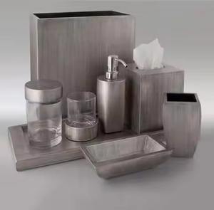 Juego de Accesorios de Baño de Metal de Diseño, Dispensador de Jabón, Portacepillos de Dientes, Papelera y Dispensador de Toallitas - Product Image 3